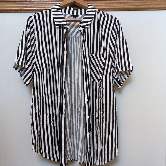 Torrid 2 Striped Button Down Front Shirt Top Challis Black White Stripes Referee - Picture 2 of 16